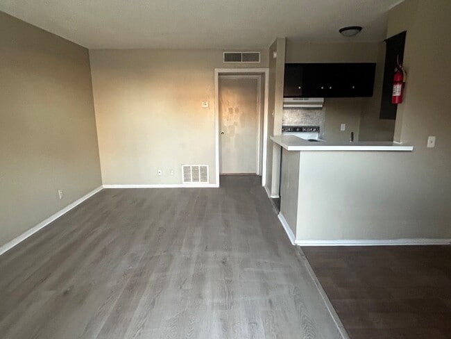 Building Photo - 1900 W 9th St