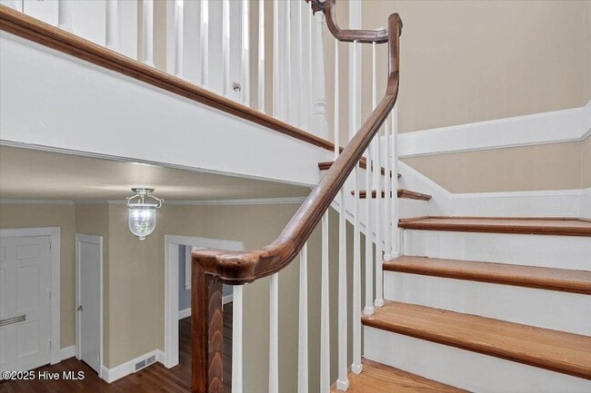 Building Photo - 300 Dogwood Ln