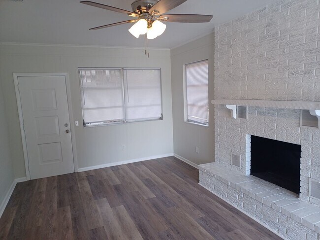 Building Photo - Beautiful 2 BR 1 BA Lakefront View Rental ...