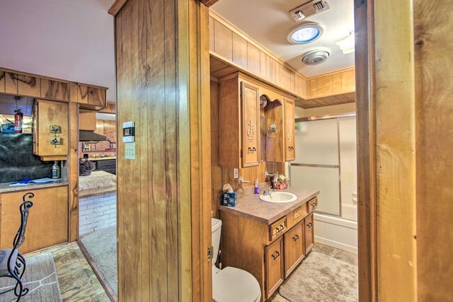 Building Photo - 928 Welch Ln