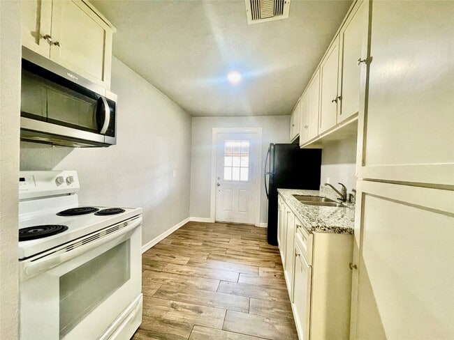 Building Photo - 6803 Bloom Dr