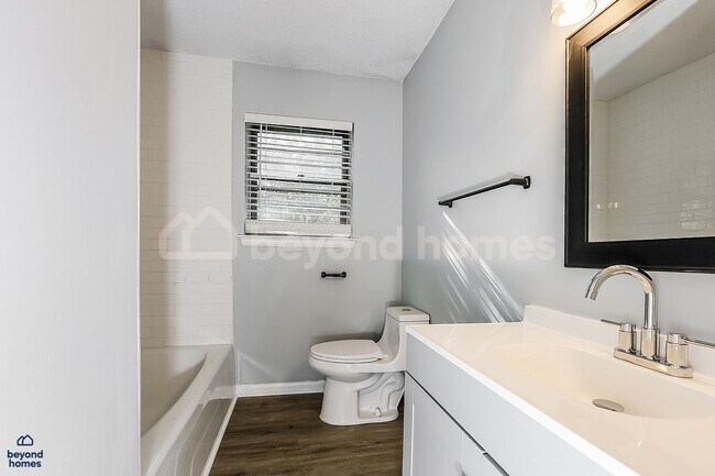 Building Photo - Beautifully Modernized Home with 3 bedroom / 2 full bath and 1,846 sq feet of space!