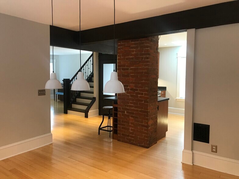 Building Photo - 1366 W 59th St