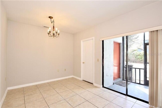 Building Photo - Just Listed!   Updated 2 Bedroom Townhome located in Downtown Orlando