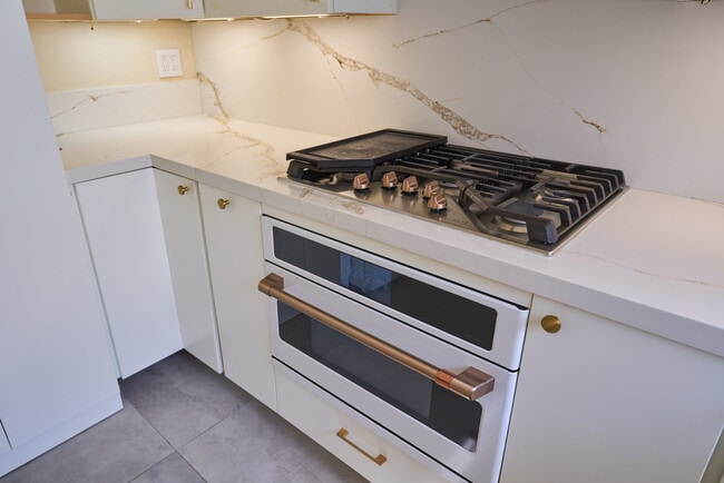 Stove/microwave combo - 12060 Hoffman St