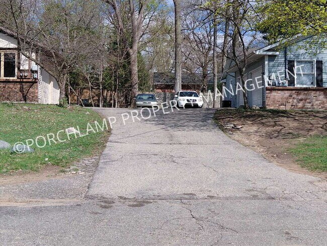 Building Photo - 3142 Kalamazoo Ave SE