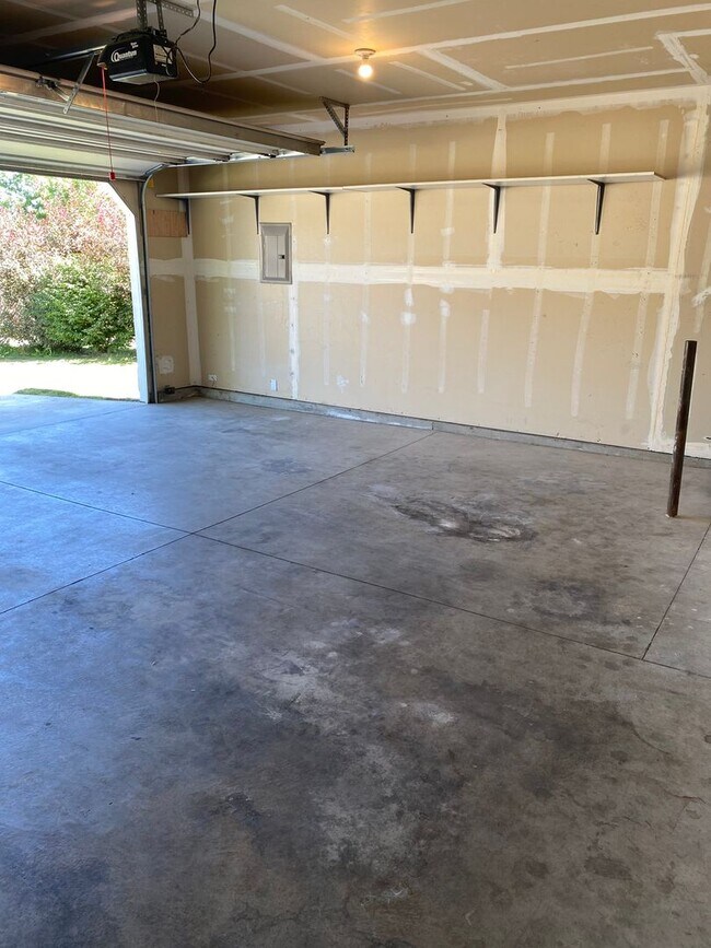 Building Photo - Great location, 3 bedroom house with large...