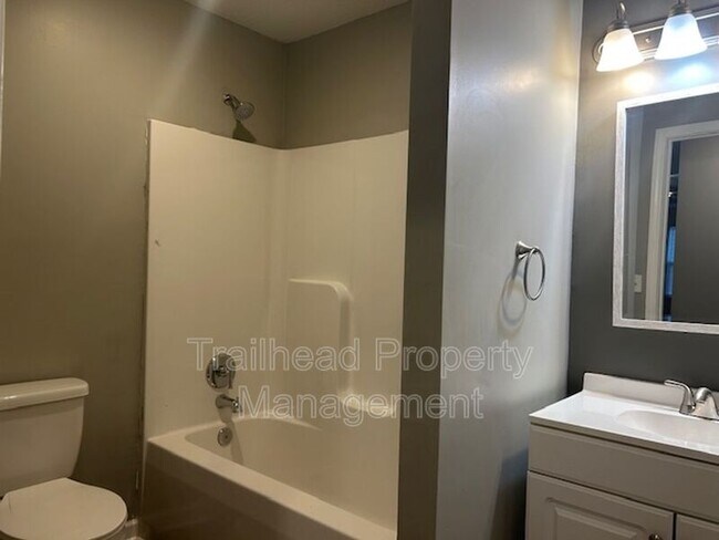 Building Photo - 605 Hillcrest St