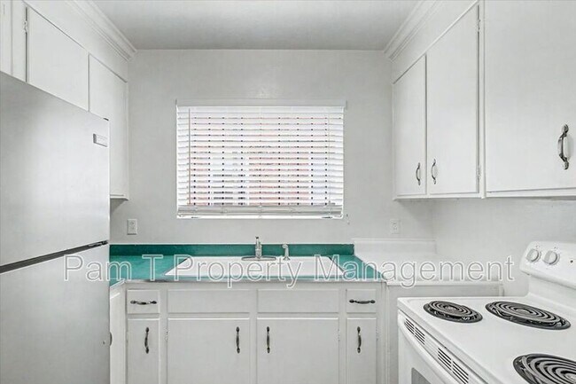 Building Photo - 736 E 45th St