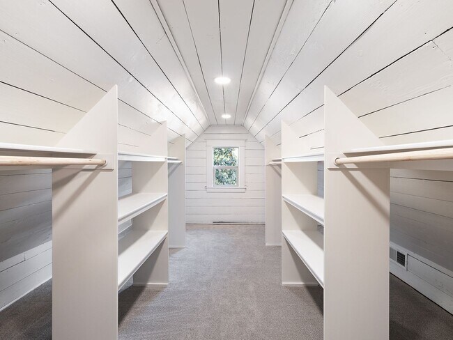 Building Photo - Gorgeous, updated 3-bdr Vernon bungalow w/...