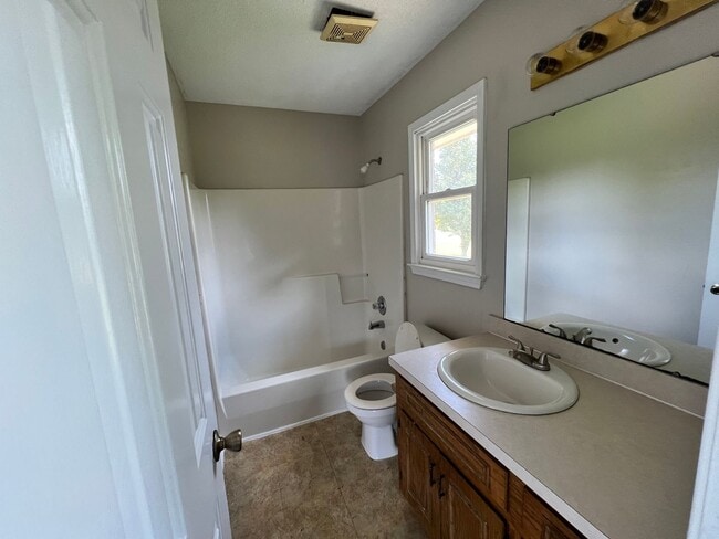 Building Photo - Cozy Home, Great Location!