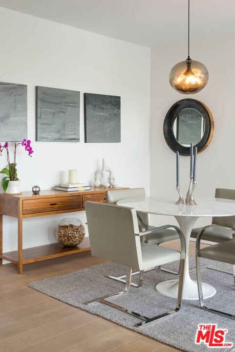 Building Photo - 838 N Doheny Dr