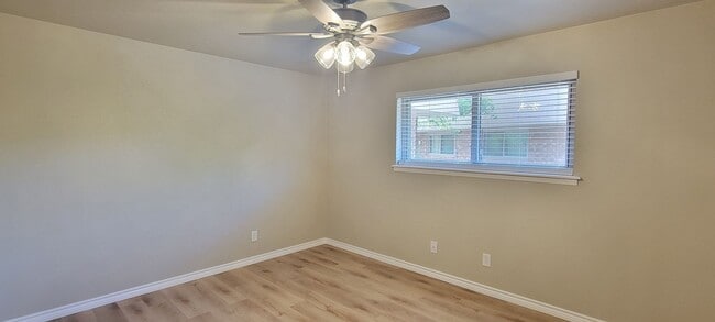 Building Photo - UPDATED COLONIAL PARK CONDO