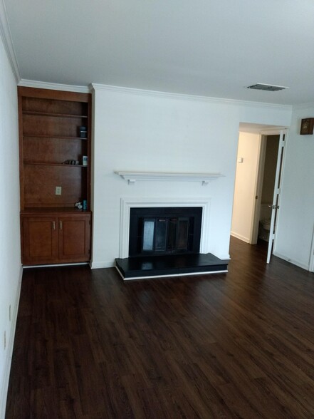 Living room with fireplace - 106 Brentwood Pointe