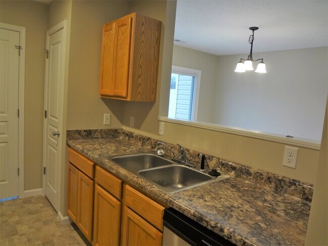 Building Photo - Excellent Townhouse in Ideal Location