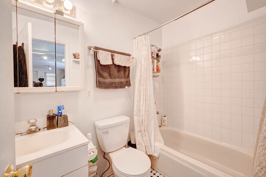 Building Photo - 1627 N Winchester Ave