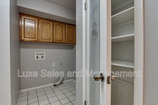 Building Photo - 13813 Fairhill Ave