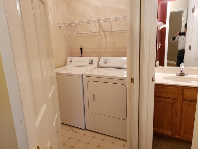 Building Photo - 7805 Shadowland Dr