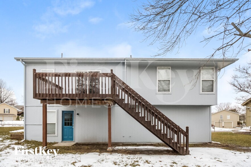 Building Photo - 706 E 15th St