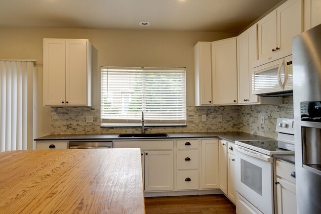 Building Photo - Price reduction-Lakeland Hills 2 Story