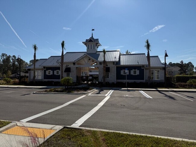 Building Photo - Like New 4/2 Lake Asbury