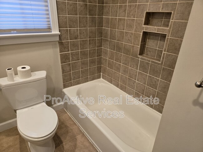 Building Photo - 519 Maycox Ave