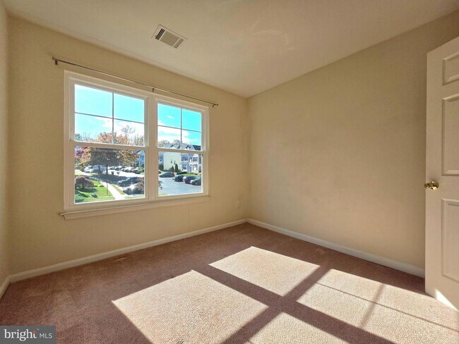 Building Photo - 3989 Hartlake St