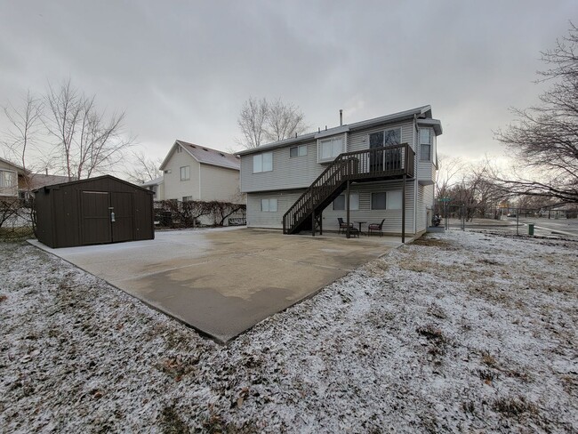 Building Photo - Beautiful House, Lots of Space, HUGE YARD!