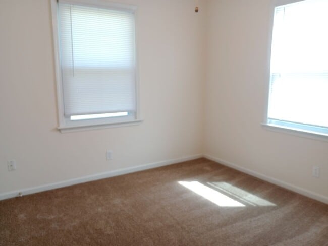 Building Photo - Darling 3 Bedroom Ranch with Fully Fenced ...
