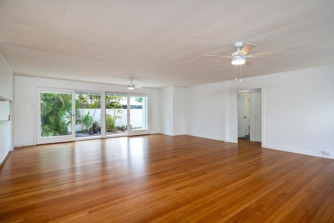 Building Photo - Mid-century modern Kalaheo Ave. Beach side...