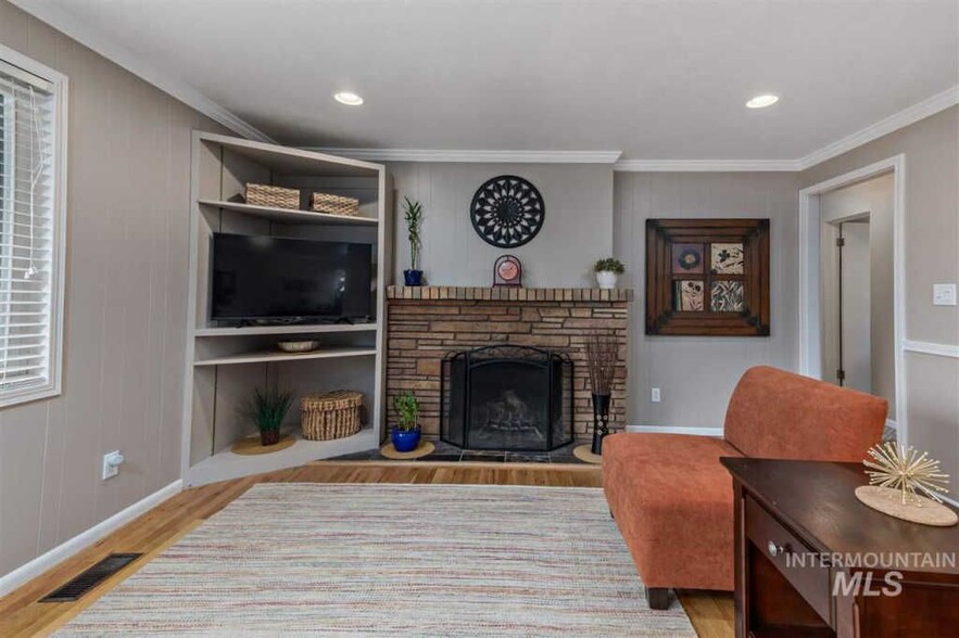 Living Room - 320 Mark St