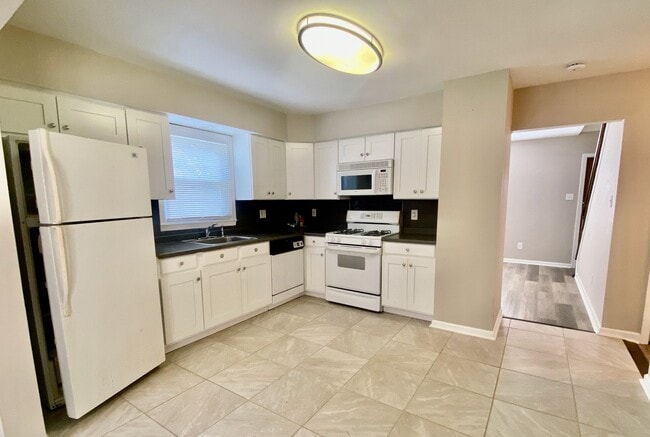 Building Photo - SPACIOUS 4 BED/2 BATH HOUSE-Luxury Vinyl F...