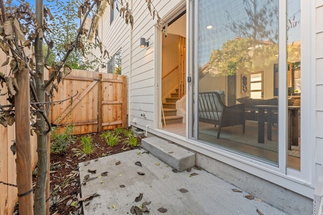 Building Photo - 5175 SE 28th Ave