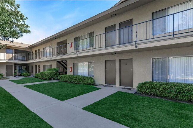 Building Photo - Unit 40 - Spacious 2nd Floor 1 Bed 1 Bath Apartment Home in Anaheim