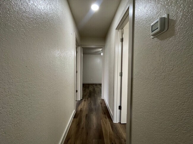 Building Photo - AVAILABLE NOW 2 BEDROOM 2 BATH DUPLEX IN S...