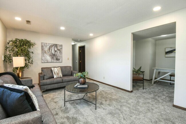 Building Photo - 4504 S Cliff Ave