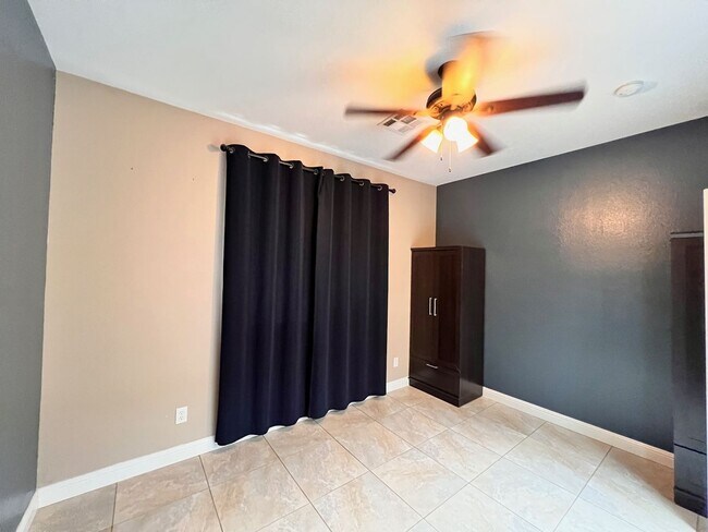Building Photo - Gorgeous 1 story single home, 3 beds, 2 ba...