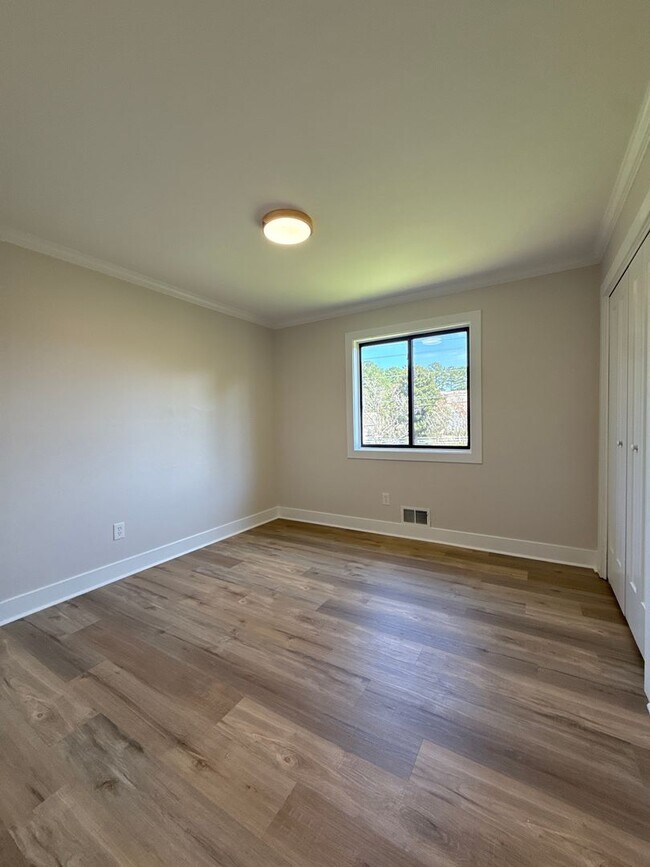 Building Photo - 4 bed 3 bath in Marietta!