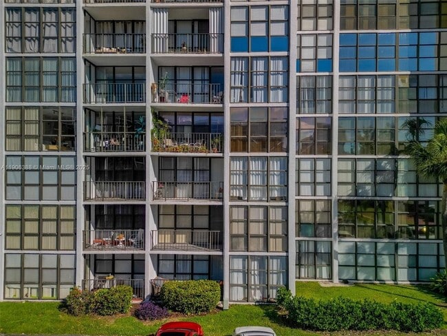 Building Photo - 800 Parkview Dr