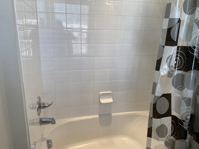 Building Photo - 202 Shamrock Dr