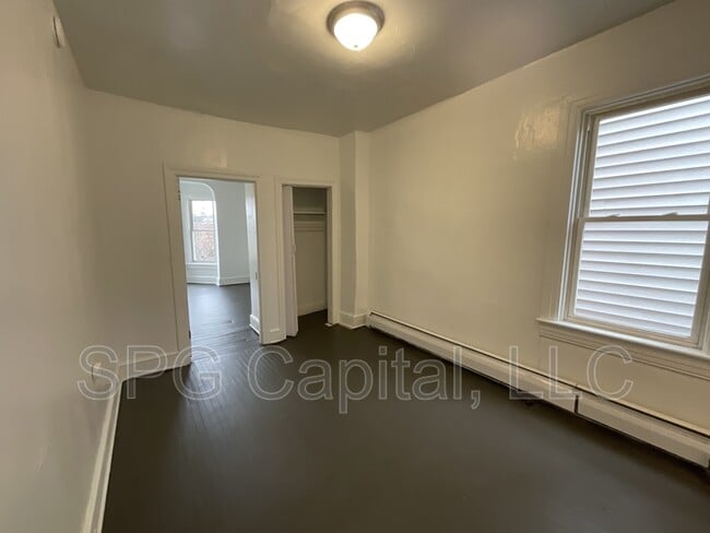 Building Photo - 932 W Princess St