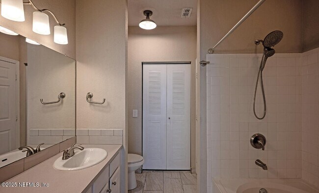 Building Photo - 13700 Richmond Park Dr N