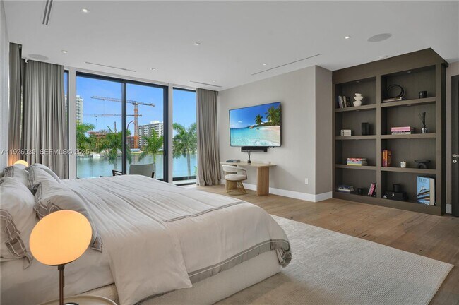 Building Photo - 5501 Pine Tree Dr