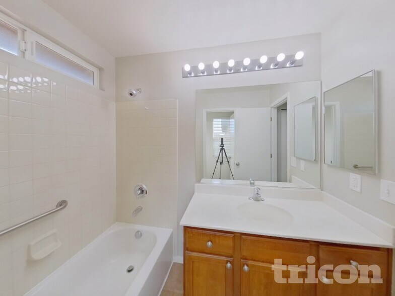 Building Photo - 10119 Deep Glen St