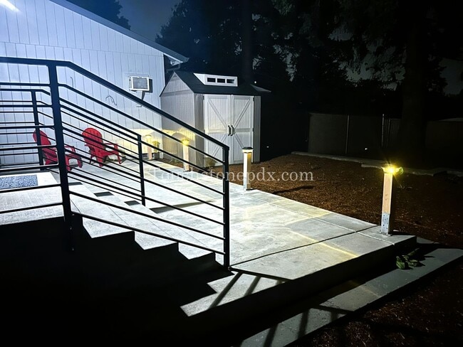 Building Photo - 119 SE Sweetbriar Ln