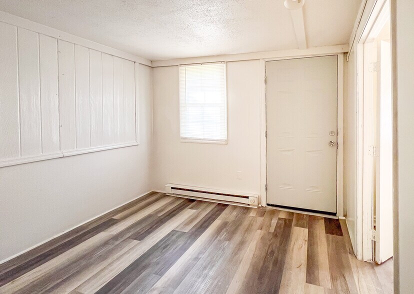 Building Photo - 1102 Custer St