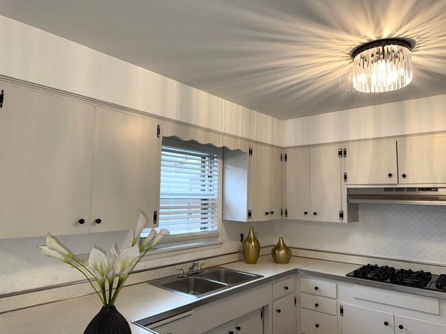 Building Photo - 2308 Oakton St