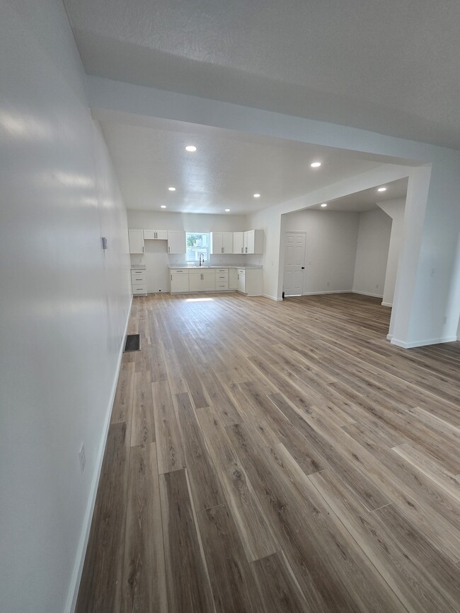 Building Photo - 817 E Bowman St
