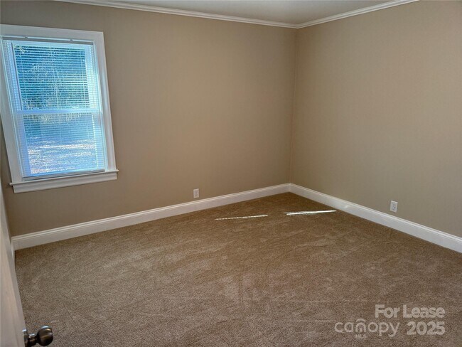 Building Photo - 213 Magnolia St