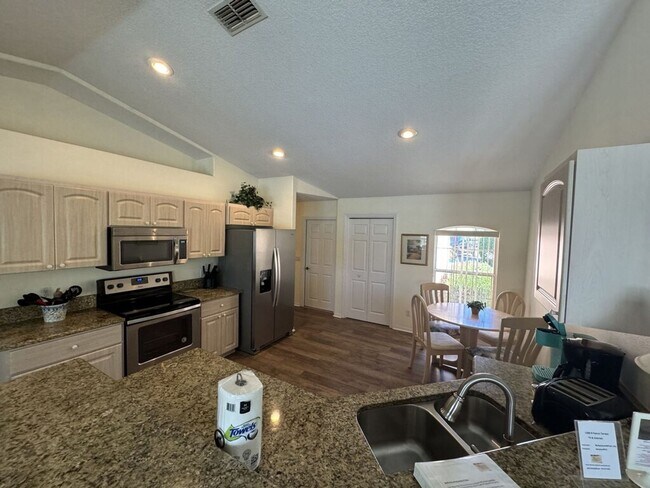 Building Photo - 1398 N Foxrun Terrace